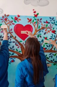 studenti che realizzano albero della gentilezza