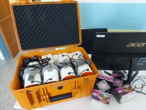 foto valigia con visori VR